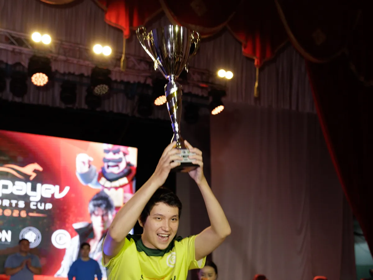 Satpayev Esports Cup 2026 — победитель с кубком